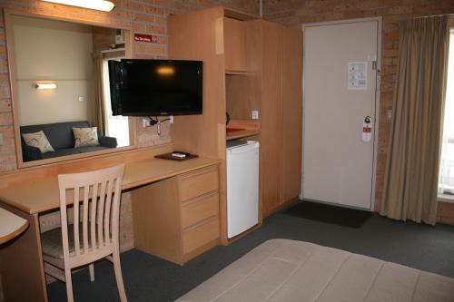 Televisyen dan/atau pusat hiburan di Marriott Park Motel