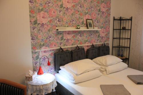 Ένα ή περισσότερα κρεβάτια σε δωμάτιο στο Kolorowa Guest Rooms