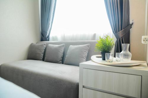 Posezení v ubytování Sophisticated Studio at The Oasis Apartment By Travelio