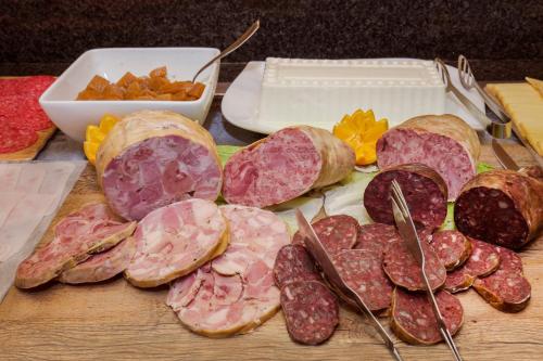 ホテルの敷地内または近くでの食事または食べ物