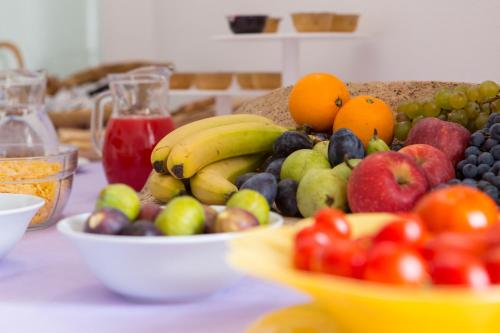 een tafel met fruit en groenten erop bij Agriturismo Villa Lupara in Salerno