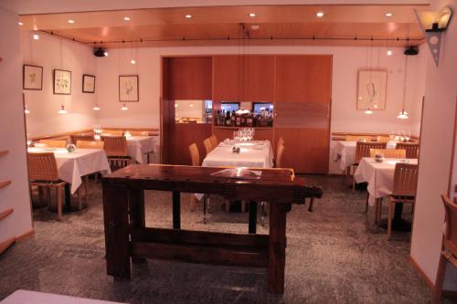 Reštaurácia alebo iné gastronomické zariadenie v ubytovaní Hotel & Restaurant Forni