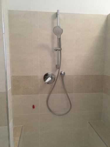 prysznic z wężem w kabinie prysznicową w obiekcie VILLA DEGLI ULIVI w mieście Chiavari