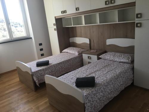 a room with two beds in a room at VILLA DEGLI ULIVI in Chiavari