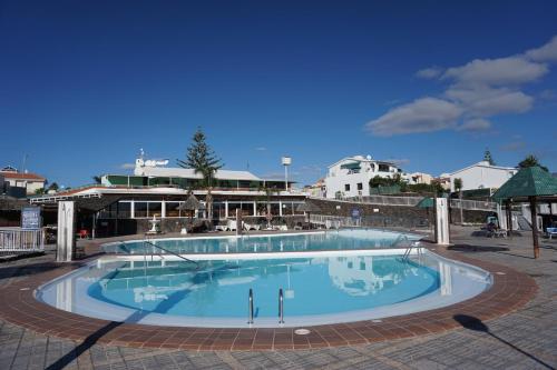 a large swimming pool in the middle of a building at Confortable y luminoso bungalow en Maspalomas in Maspalomas