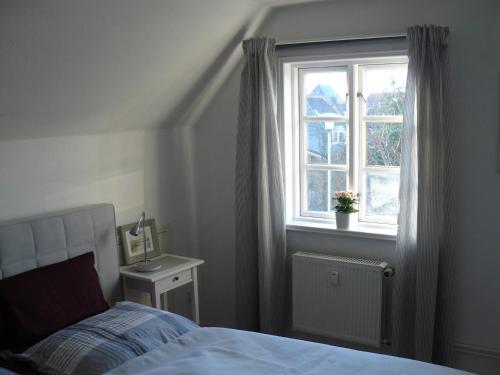 a bedroom with a bed and a window at Ferienwohnung Seidler in Rendsburg