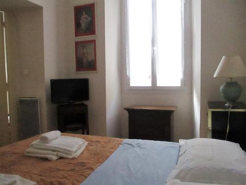 Appartement La Cerisaie - Rue Massenaにあるベッド