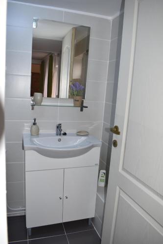 Ένα μπάνιο στο Apartament Zimbru