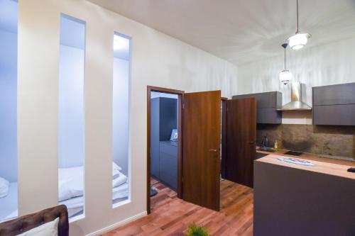 ブダペストにあるBluebel Luxory Apartment in the city centerのベッドルームに面したドア付きのキッチン