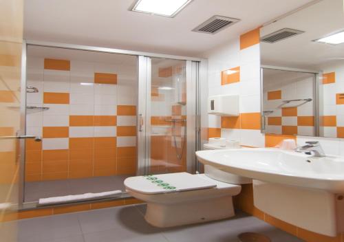ein Bad mit einem WC, einem Waschbecken und einer Dusche in der Unterkunft Albergue Inturjoven Chipiona in Chipiona