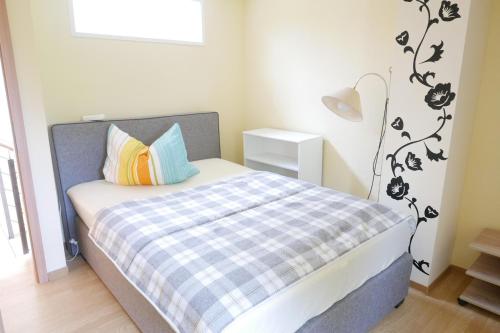 una camera da letto con un letto con una coperta a quadri di Ferienhaus - 135 qm - Nähe Insel Poel Ostsee a Damekow