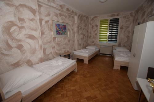 - une chambre avec 2 lits dans une chambre avec une fenêtre dans l'établissement Apartment Bad Canstatt, à Stuttgart