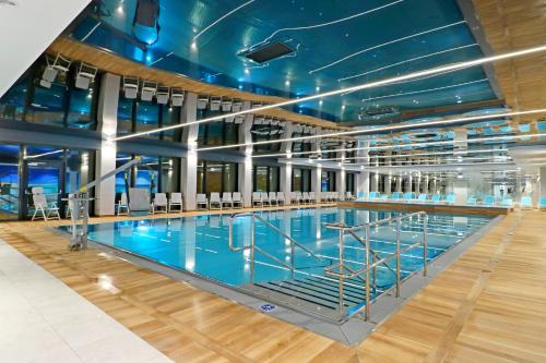 a large swimming pool on a cruise ship at Hotel Hamilton SPA & Wellness in Świnoujście