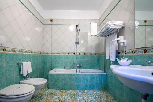 Een badkamer bij La Panoramica Hotel
