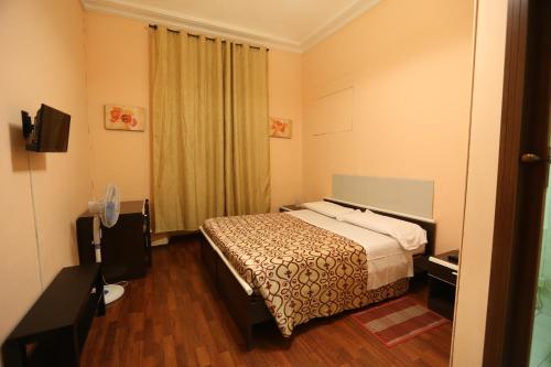 a hotel room with a bed and a television at Hotel Vinzaglio in Turin