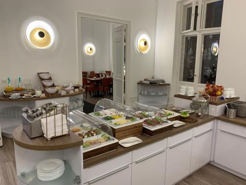 una cocina con buffet de comida en una barra en Hotel Seifert Berlin am Kurfürstendamm en Berlín