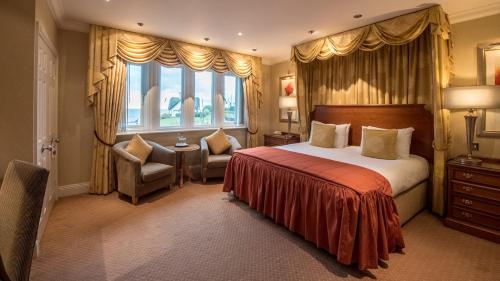 een hotelkamer met een bed en een raam bij The Victoria Hotel & Source Spa in Sidmouth