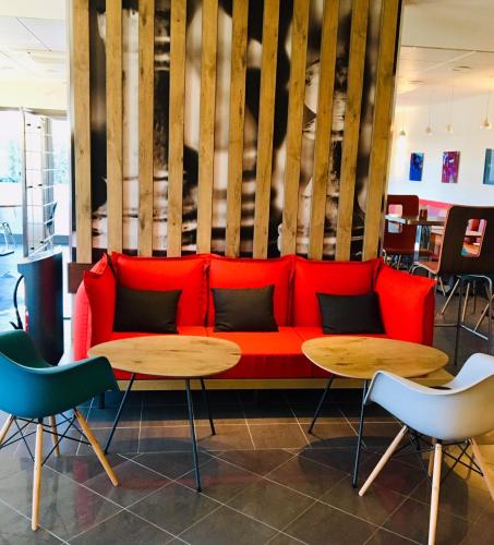 Et opholdsområde på IBIS Cannes Mouans Sartoux Piscine parking gratuit
