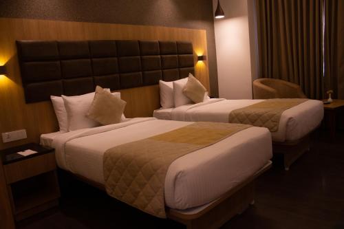 Cama o camas de una habitación en Shivas Galaxy Hotel