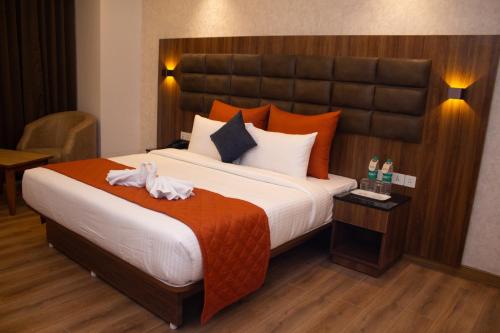 Cama o camas de una habitación en Shivas Galaxy Hotel