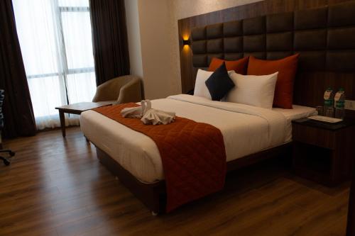 Cama o camas de una habitación en Shivas Galaxy Hotel