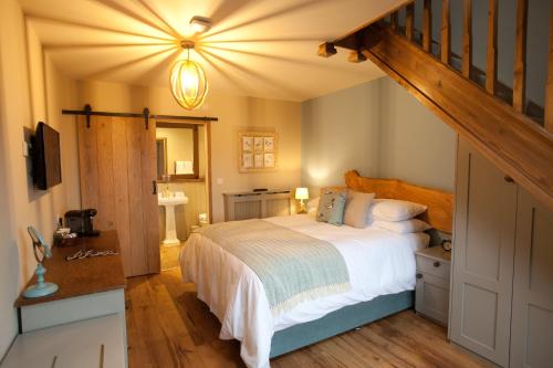 Tempat tidur dalam kamar di The Plough Inn