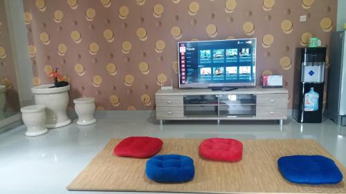 Μια τηλεόραση ή/και κέντρο ψυχαγωγίας στο Asaby Homestay Yogya
