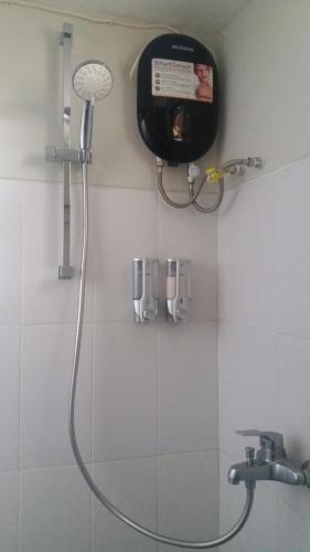 eine Dusche mit Duschkopf im Bad in der Unterkunft Asaby Homestay Yogya in Yogyakarta