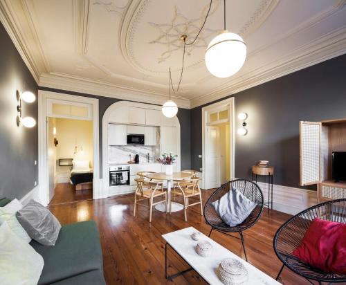 - un salon avec un canapé et une table dans l'établissement Aparthotel Oporto Alves da Veiga, à Porto
