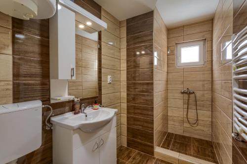 Ένα μπάνιο στο Omiljeni Apartments