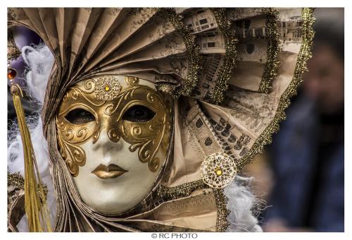 a person with a mask on at Golden Suite in Venice