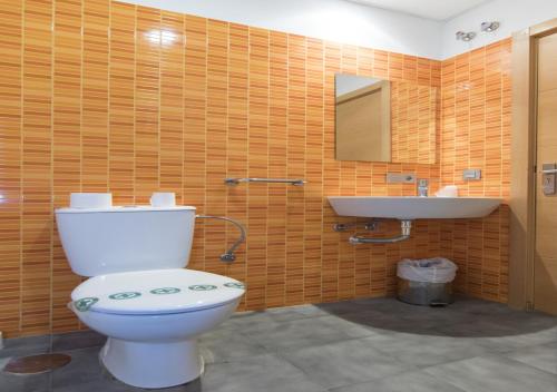 łazienka z toaletą i umywalką w obiekcie Albergue Inturjoven Algeciras-Tarifa w mieście Algeciras