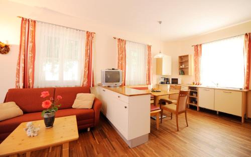 Großriedenthal的住宿－Weingut Familie Schuster，客厅配有沙发和桌子