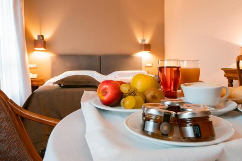 una mesa con una bandeja de fruta y una cámara en Hotel Terme Salvarola, en Sassuolo