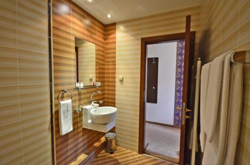 A bathroom at Eleganza Family Hotel