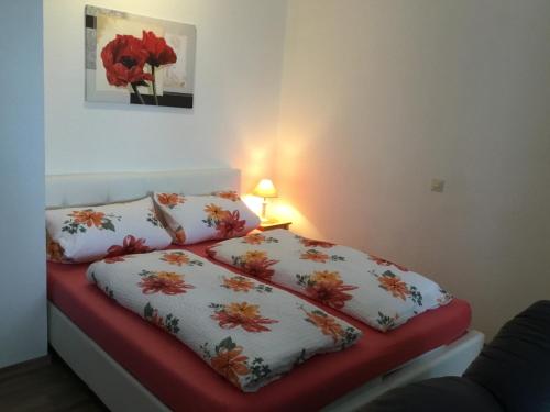 1 dormitorio con 1 cama con 2 almohadas en 1Z. FeWo 231 barbo Schwimmbad-Sauna-Fitness en Schönwald