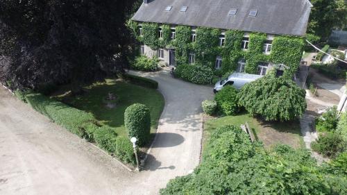 een luchtzicht op een huis met een auto op de oprit bij Les Gîtes Ecosphère in Genappe