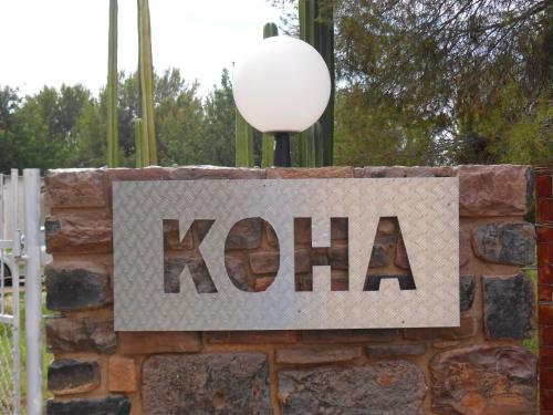 Koha Guesthouse في مارينتل: علامة على علامة جديدة على جدار من الطوب