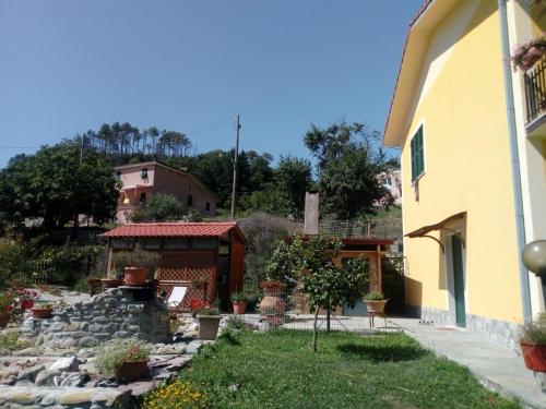 un jardín frente a una casa en Affittacamere Graziella en Vernazza