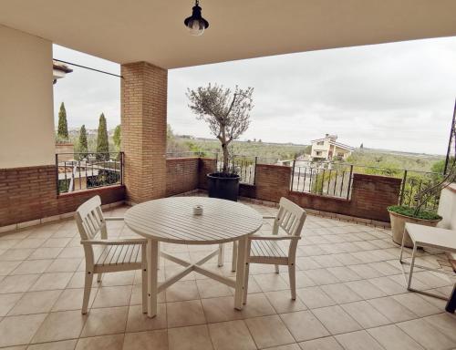 a patio with a table and chairs on a balcony at Le Nicchie Guest House in Lucera