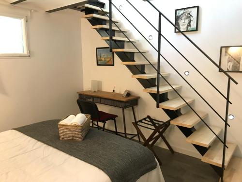 Cette chambre dispose d'un escalier avec une table et une chaise. dans l'établissement Villa le Nid, à Nice