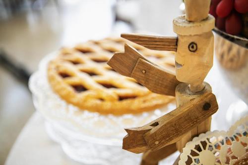 una statuetta di legno di Hotel Pinocchio a Cattolica