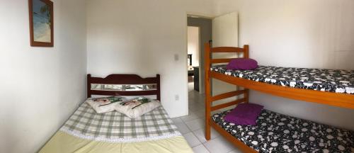 Tempat tidur susun dalam kamar di Casa Praia de Tamandaré PE