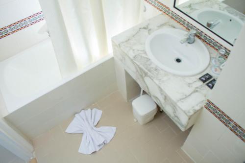 uma casa de banho com um lavatório e uma toalha no chão em Hotel Dreams Beach em Hammam Sousse