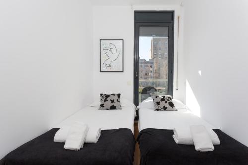 バルセロナにある1214 - TWO BEDROOMS CIUTADELLA APARTMENTの窓付きの部屋 ベッド2台