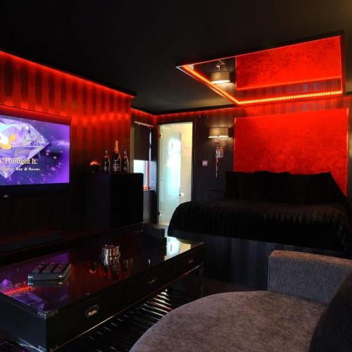 a room with a bed and a tv in a room at Who'd A Thought It in Lenham