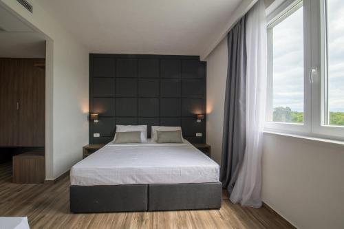 Ένα ή περισσότερα κρεβάτια σε δωμάτιο στο Hotel Tau