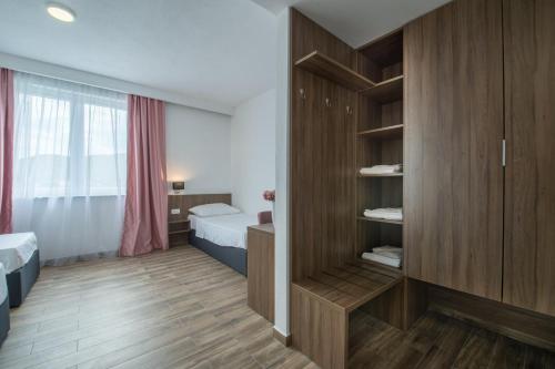 Ένα ή περισσότερα κρεβάτια σε δωμάτιο στο Hotel Tau
