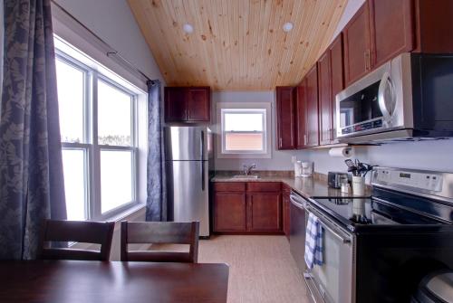 Kuchyňa alebo kuchynka v ubytovaní Appalachian Chalets & RV