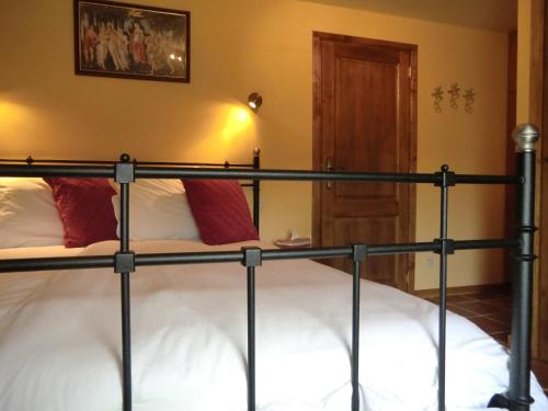 a bedroom with a bed in a room at B&B Au Coeur de Villers in Villers-Sainte-Gertrude